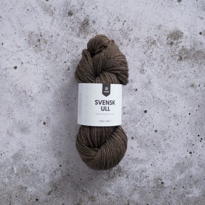 järbö svensk ull 3 tr 100 g loghouse brown 9004 järbö svensk ull 3 tr 100 g loghouse brown 9004